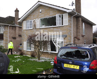 EDS NOTA: NUMBERPLATE PIXELATED DAL PA PICTUREDESK una proprietà danneggiata dalla scena in Haxby, North Yorkshire, dopo che una casa è stata distrutta in un'esplosione. Foto Stock