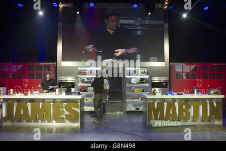 Il celebre chef e personalità televisiva James Martin durante le prove all'Hammersmith Eventim Apollo di Londra, prima di iniziare il suo primo tour nel Regno Unito. Foto Stock