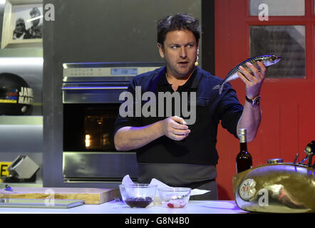 Il celebre chef e personalità televisiva James Martin durante le prove all'Hammersmith Eventim Apollo di Londra, prima di iniziare il suo primo tour nel Regno Unito. Foto Stock