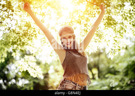 Bella bionda felice hippie in natura Foto Stock