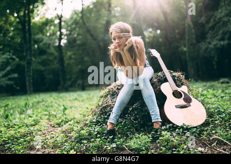 Heartbroken woman in natura ha bisogno di tempo per cuore di guarire Foto Stock