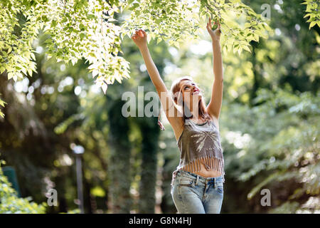 Bella bionda felice hippie in natura Foto Stock