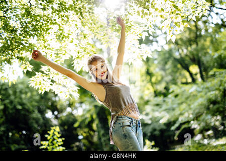 Bella bionda sorridente hippie in natura Foto Stock