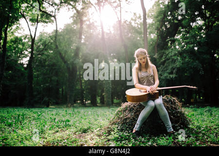 Heartbroken woman in natura ha bisogno di tempo per cuore di guarire Foto Stock