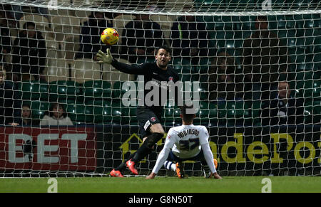 Callum Robinson di Preston North End segna il 2° goal della sua squadra Dopo il portiere Charlton Athletic Stephen Henderson Foto Stock