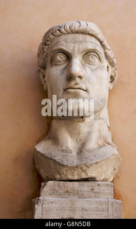 Testa gigante dal colossale statua dell'imperatore Costantino nel Museo Capitolino, Roma, Italia, Europa Foto Stock