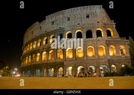 Colosseo, illuminata di notte, Roma, Lazio, l'Italia, Europa Foto Stock