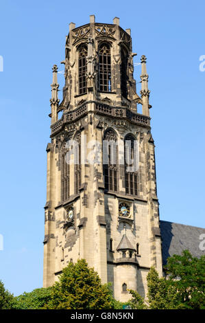 Steeple di Herz-Jesu-Kirche, Chiesa del Sacro Cuore di Gesù, in Derendorf, Duesseldorf, nella Renania settentrionale-Vestfalia Foto Stock