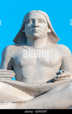 Statua di pietra degli antichi Egiziani Scribe ad Alessandria, Egitto Foto Stock