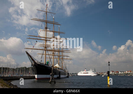 Quattro corteccia montante Passat, nave a vela e MS Deutschland crociera, Mar Baltico spa resort di Travemuende, Baia di Lubecca Foto Stock