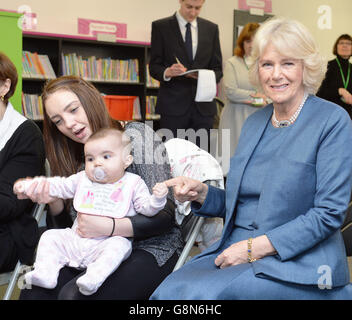 La Duchessa di Cornovaglia si siede in una sessione di 'Baby Bounce' durante una visita alla Biblioteca Centrale di Islington, Londra. Foto Stock