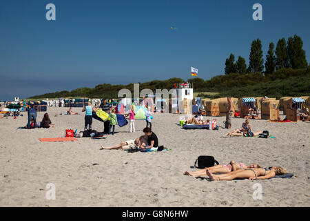 I turisti sulla spiaggia del Mar Baltico località di Timmendorf, Poel Isola, Meclemburgo-Pomerania Occidentale Foto Stock