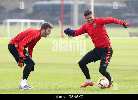 Michael Carrick e Marcos Rojo di Manchester United, durante una sessione di allenamento presso il AON Training Complex di Manchester. Foto Stock