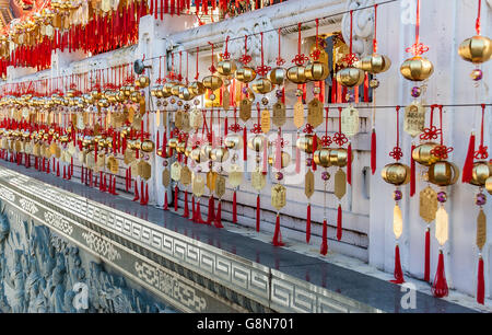 Golden preghiera campane del tempio Wenwu al Sole Luna Lago, Taiwan Foto Stock