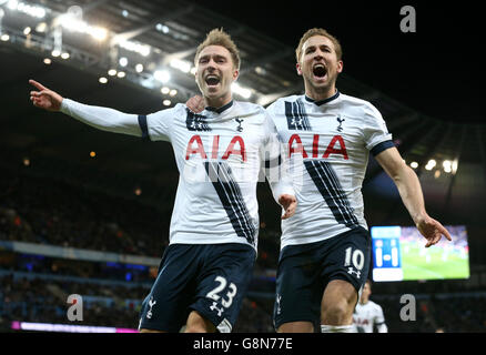 Christian Eriksen di Tottenham Hotspur (a sinistra) celebra il secondo gol del suo fianco con il compagno di squadra Harry Kane durante la partita della Barclays Premier League all'Etihad Stadium di Manchester. Foto Stock