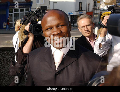 L'ex campione di boxe super-middleweight della WBO Chris Eubank arriva a Brighton Magistrates Court, giovedì 1 settembre 2005, dove è accusato di prendere illegalmente un camion della birra che sostiene stava bloccando la strada. Si dice che il 38 anni di Upper Drive, Hove, salì nel taxi del camion articolato Volvo in Sydney Street, Brighton, il 21 febbraio e lo guidò via. Vedi PA storia COURTS Eubank. PREMERE ASSOCIAZIONE foto. Il credito fotografico dovrebbe essere: Matthew Fearn/PA. Foto Stock