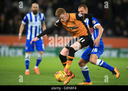 Hull City contro Brighton e Hove Albion - Campionato Sky Bet - Stadio KC. Sam Clucas e Brighton di Hull City e Steve Sidwell di Hove Albion lottano per la palla Foto Stock