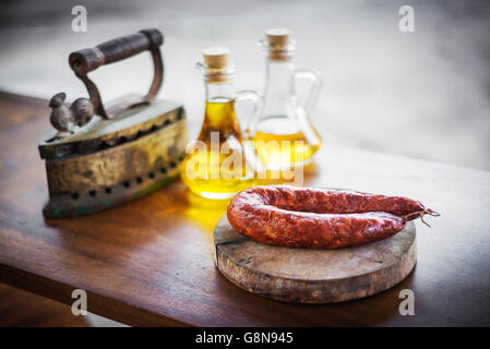 Tradizionale portoghese spagnolo di carne di maiale affumicata chorizo courico rustico salsiccia piccante Foto Stock