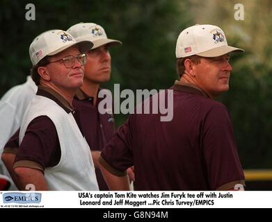 Il capitano degli Stati Uniti Tom Kite (a sinistra) orologi con Justin Leonard (al centro) E Jeff Maggert (a destra) come Jim Furyk (fuori immagine) tee off durante il turno di pratica finale Foto Stock