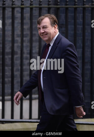 Il Segretario di Stato per la cultura, i media e lo sport John Whittingdale arriva al 10 di Downing Street a Londra prima di una riunione del Gabinetto per discutere del nuovo accordo UE di David Cameron sulla riforma. Foto Stock