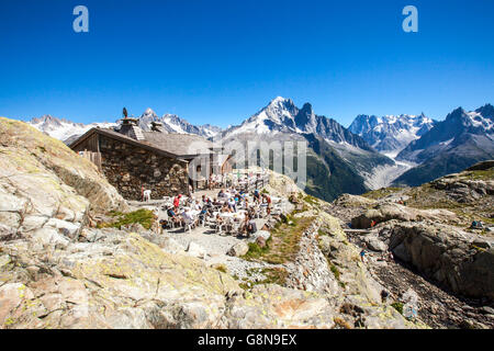 Gli escursionisti ammirare il massiccio del Monte Bianco dal Rifugio del Lac de Cheserys Haute Savoie Francia Europa Foto Stock