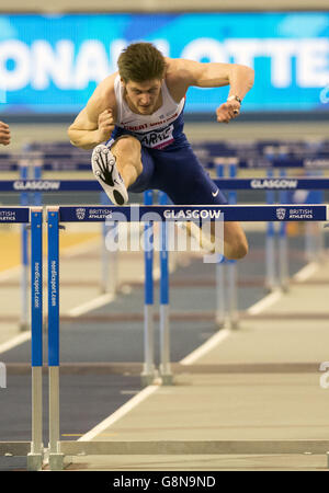 Gran Premio al coperto di Glasgow - Emirates Arena. Lawrence Clarke della Gran Bretagna negli Hurdles Mens 60m si riscalda durante il Glasgow Indoor Grand Prix all'Emirates Arena di Glasgow. Foto Stock