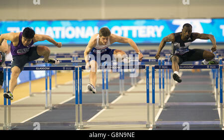 Lawrence Clarke (centro) della Gran Bretagna nel Mens 60m Hurdles si riscalda durante il Gran Premio al coperto di Glasgow all'Emirates Arena, Glasgow. Foto Stock