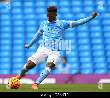 Ashley Smith-Brown di Manchester City segna il primo obiettivo del gioco contro Manchester United. Foto Stock