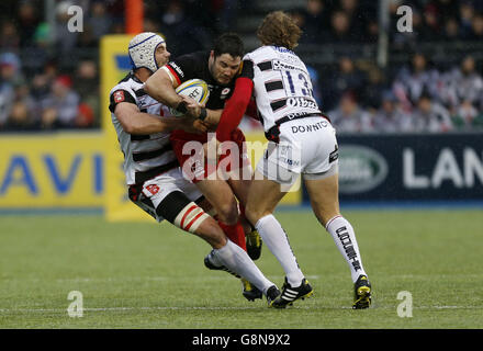 Saracens's Brad Barritt e Gloucester's Billy Twelvetrees e Gloucester's Mariano Galarza durante la partita Aviva Premiership presso Allianz Park, Londra. Foto Stock