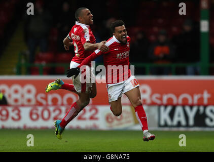 Nicky Ajose di Swindon Town celebra il loro terzo gol Foto Stock