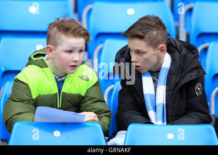 Giovani tifosi di Manchester City nelle tribune prima del gioco Foto Stock