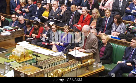 Il leader del lavoro Jeremy Corbyn parla alla Camera dei Comuni di Londra, dopo il discorso del primo ministro David Cameron ai parlamentari, che ha indicato la sua causa per rimanere nell'Unione europea. Foto Stock