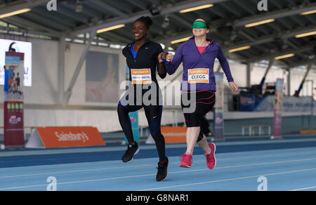 Dina Asher-Smith e Libby Clegg durante una masterclass di sprint per non vedenti per promuovere la sfida di Paralimpiadi Active Kids di Sainsbury presso il Lee Valley Athletics Center, Londra. PREMERE ASSOCIAZIONE foto. Data immagine: Lunedì 22 febbraio 2016. Scopri la storia DELL'ATLETICA leggera della Pennsylvania a Londra. Il credito fotografico dovrebbe essere: John Walton/PA Wire. Foto Stock