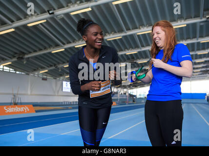 Dina Asher-Smith (a sinistra) ha una risata con la giornalista Daily Mail Martha Kellner (a destra) durante una masterclass di sprint ipovedenti per promuovere la sfida di Paralimpiadi per bambini attivi di Sainsbury al Lee Valley Athletics Center, Londra. PREMERE ASSOCIAZIONE foto. Data immagine: Lunedì 22 febbraio 2016. Scopri la storia DELL'ATLETICA leggera della Pennsylvania a Londra. Il credito fotografico dovrebbe essere: John Walton/PA Wire. Foto Stock