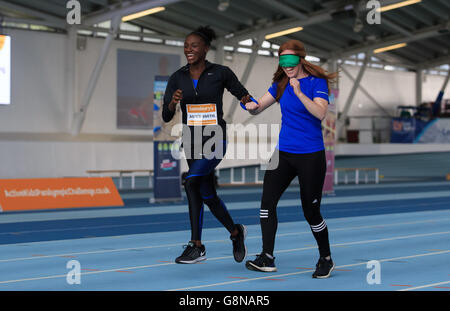 Dina Asher-Smith e Libby Clegg Photocall - Sain Lee Valley Centro di atletica Foto Stock