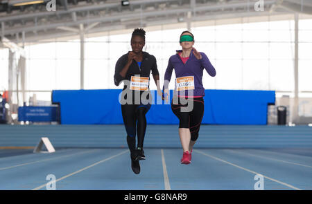 Dina Asher-Smith e Libby Clegg durante una masterclass di sprint per non vedenti per promuovere la sfida di Paralimpiadi Active Kids di Sainsbury presso il Lee Valley Athletics Center, Londra. PREMERE ASSOCIAZIONE foto. Data immagine: Lunedì 22 febbraio 2016. Scopri la storia DELL'ATLETICA leggera della Pennsylvania a Londra. Il credito fotografico dovrebbe essere: John Walton/PA Wire. Foto Stock