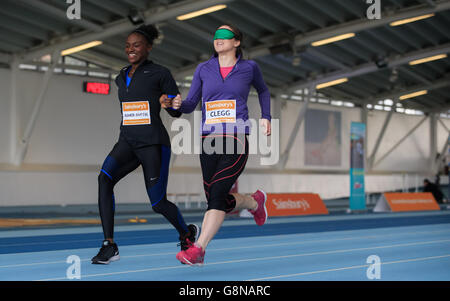 Dina Asher-Smith, (a sinistra) e Libby Clegg, (a destra) durante una masterclass di sprint per promuovere la sfida dei bambini attivi di Sainsbury al Lee Valley Athletics Center, Londra. PREMERE ASSOCIAZIONE foto. Data foto: Lunedì 22 febbraio 2016. Vedi la storia della Pennsylvania ATHLETICS Londra. Il credito fotografico deve essere: John Walton/PA Wire. Foto Stock