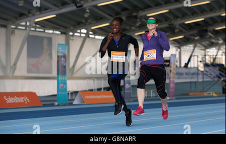 Dina Asher-Smith e Libby Clegg durante una masterclass di sprint per non vedenti per promuovere la sfida dei bambini attivi di Sainsbury al Lee Valley Athletics Center di Londra. Foto Stock