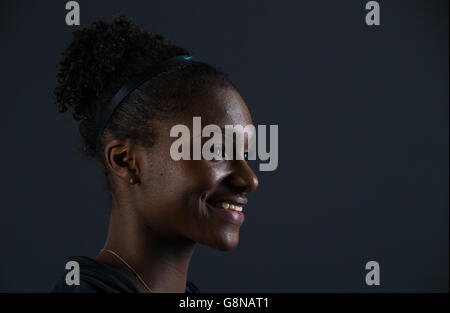 Dina Asher-Smith durante una masterclass di sprint per non vedenti per promuovere la sfida di Paralimpiadi Active Kids di Sainsbury presso il Lee Valley Athletics Center, Londra. Foto Stock