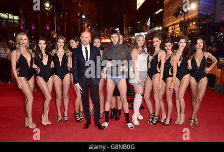 Mark strong (centro a sinistra) e Sacha Baron Cohen come Nobby alla prima mondiale di Grimsby, presso la piazza Odeon Leicester, Londra. PREMERE ASSOCIAZIONE foto. Data immagine: Lunedì 22 febbraio 2016. Vedere PA Story SHOWBIZ Grimsby. Il credito fotografico dovrebbe essere: Dominic Lipinski/PA Wire Foto Stock