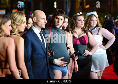 Mark strong (centro a sinistra) e Sacha Baron Cohen come Nobby alla prima mondiale di Grimsby, presso la piazza Odeon Leicester, Londra. PREMERE ASSOCIAZIONE foto. Data immagine: Lunedì 22 febbraio 2016. Vedere PA Story SHOWBIZ Grimsby. Il credito fotografico dovrebbe essere: Dominic Lipinski/PA Wire Foto Stock