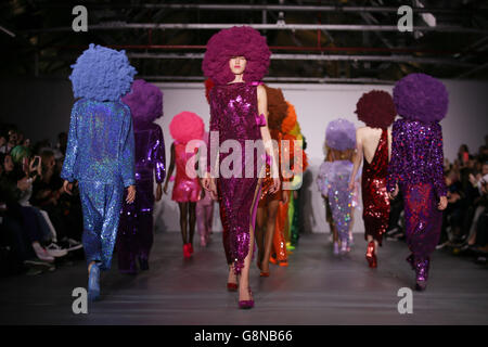 Ashish Catwalk - London Fashion Week 2016. Modelli sulla passerella durante l'Ashish Fall Winter 2016 Women's Show al BFC Show Space Show, Londra. Foto Stock