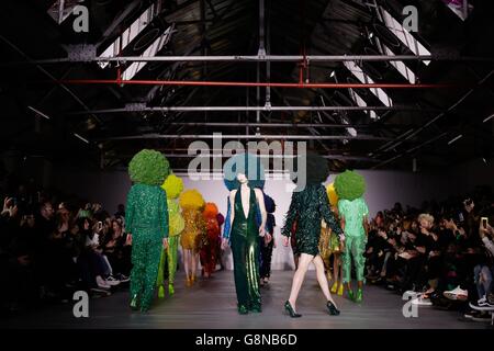 Ashish Catwalk - London Fashion Week 2016. Modelli sulla passerella durante l'Ashish Fall Winter 2016 Women's Show al BFC Show Space Show, Londra. Foto Stock