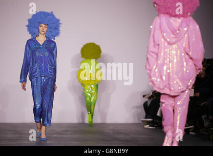 Ashish Catwalk - London Fashion Week 2016. Modelli sulla passerella durante l'Ashish Fall Winter 2016 Women's Show al BFC Show Space Show, Londra. Foto Stock