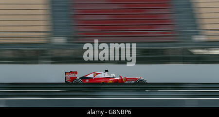 La Ferrari Sebastian Vettel durante la seconda giornata di test in vista della stagione di Formula uno 2016 al Circuit de Catalunya, Barcellona. Foto Stock