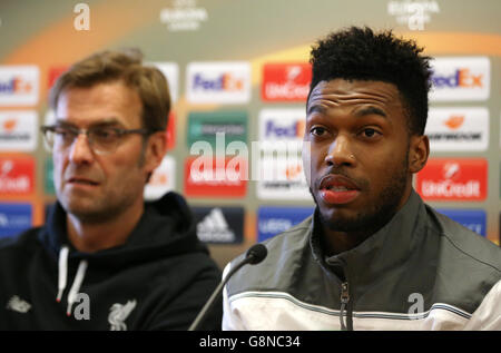 Jurgen Klopp (a sinistra) e Daniel Sturridge, manager di Liverpool, durante una conferenza stampa al Melwood Training Center di Liverpool. Foto Stock