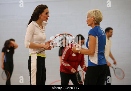 La Duchessa di Cambridge (a sinistra) partecipa a un laboratorio di tennis con la madre Judy di Andy Murray alla Craigmount High School di Edimburgo. Foto Stock