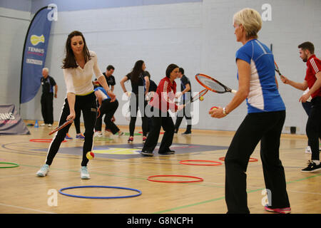 La Duchessa di Cambridge (a sinistra) partecipa a un laboratorio di tennis con la madre Judy di Andy Murray alla Craigmount High School di Edimburgo. Foto Stock