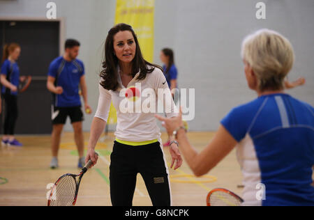 La Duchessa di Cambridge (a sinistra) partecipa a un laboratorio di tennis con la madre Judy di Andy Murray alla Craigmount High School di Edimburgo. Foto Stock