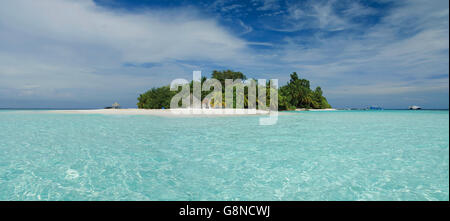 Piccola isola tropicale delle Maldive, circondato da acque turchesi Foto Stock